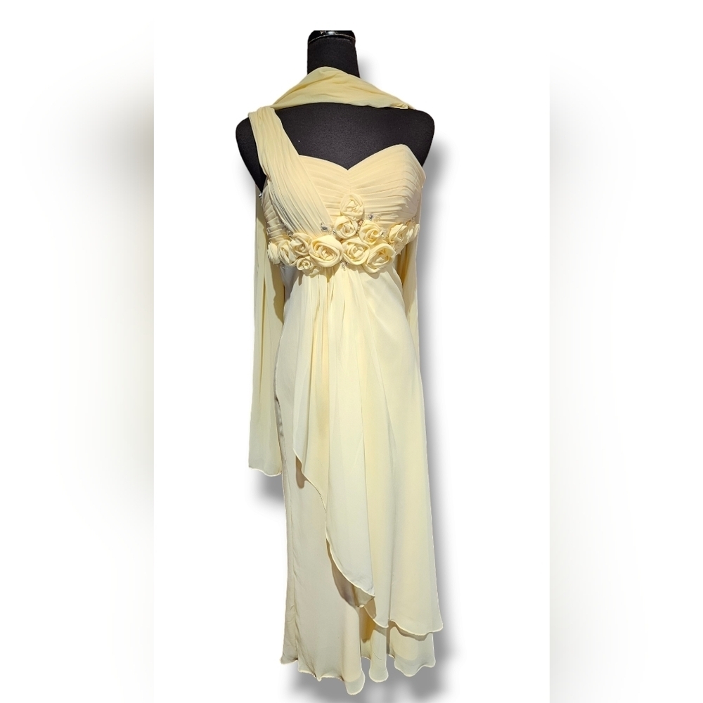 Strapless Yellow evening gown. Flower Detail. Size 6 - Picture 7 of 15